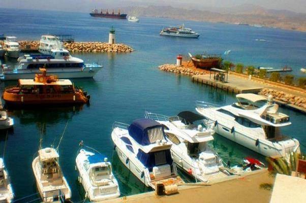 الأمطار توقف حركة السفن في العقبة