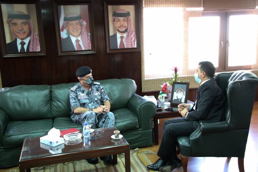 وزير المياه والري خلال لقاءه قائد قوات الدرك العميد وليد قشحة... صور