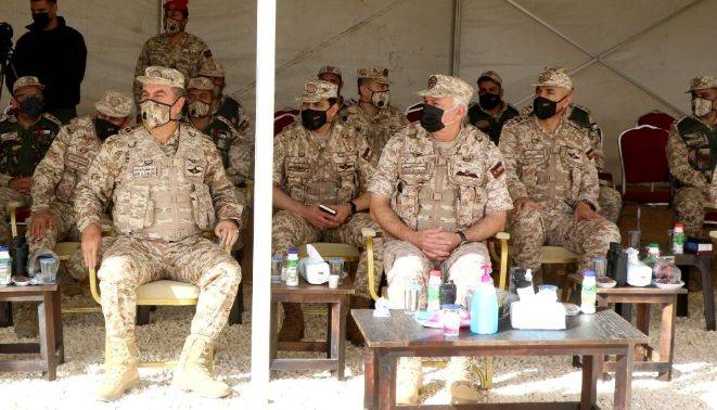 رئيس هيئة الأركان المشتركة يتابع اختباراً عسكرياً لدبابة السينتارو في أحد الميادين المخصصة