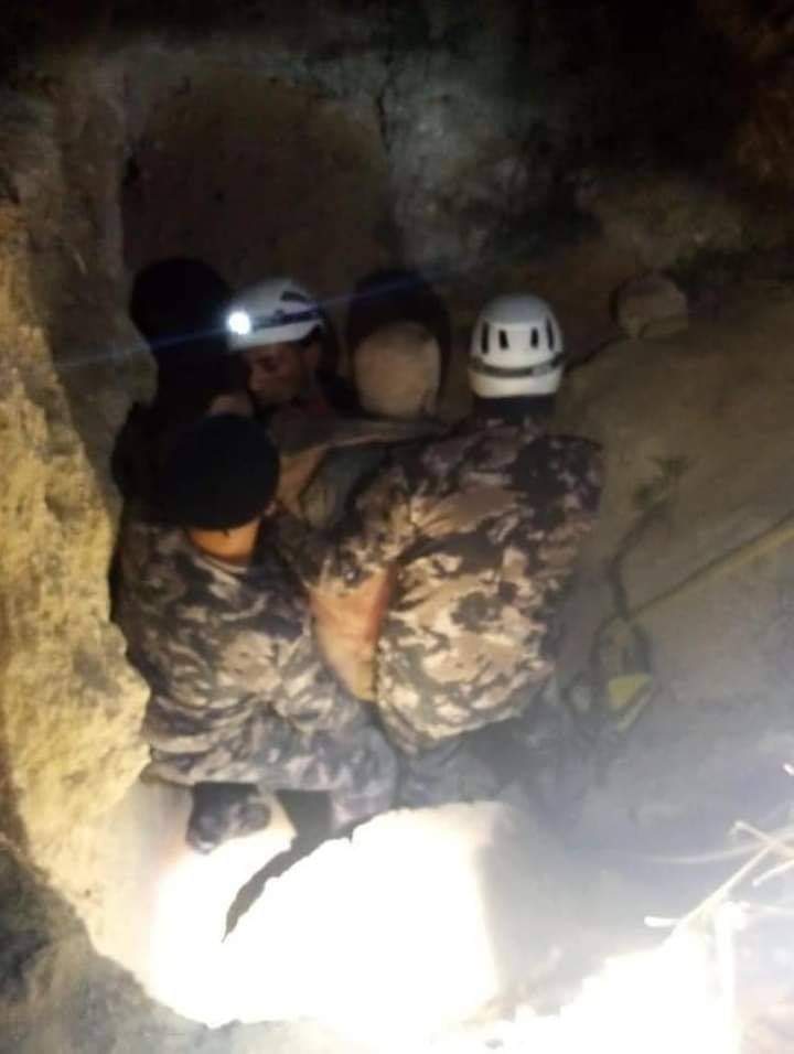 صخرة تسقط  على أحد الأشخاص داخل مغارة أثناء  البحث عن دفائن