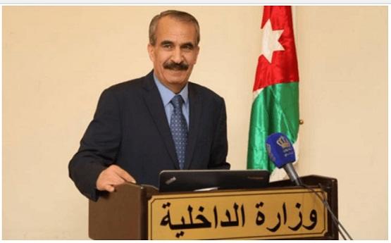 وزير الداخلية ملتزماً بالحجر المنزلي .. صحته جيدة وقريباً سيعود الى وزارته