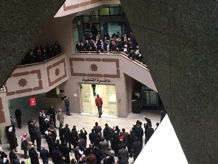 المحامون يحتشدون أمام قصر العدل احتجاجاً على أمر الدفاع 21 – صور