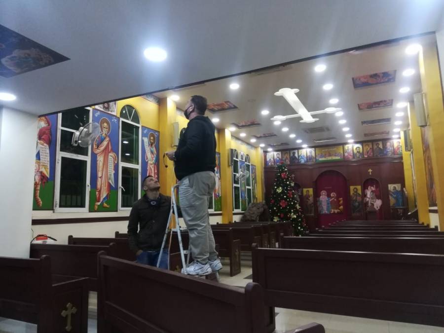 مبادرة عالم ايجابي تساهم في زيين كنيسة الروم الكاثوليك في العقبة