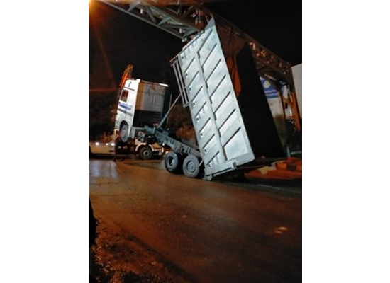 حادث سير غريب في اربد  صور