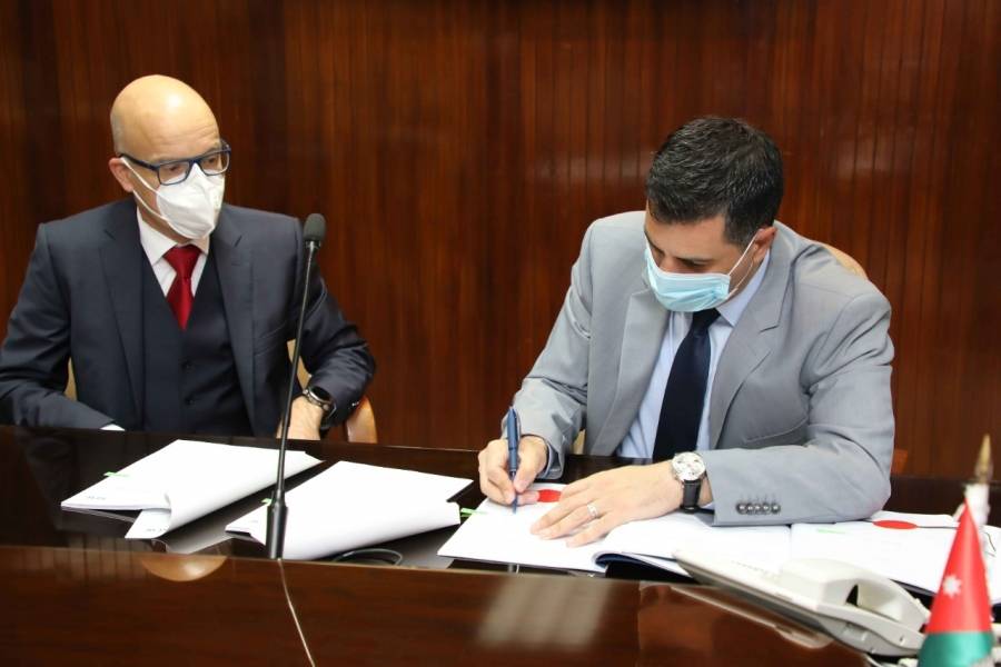 وزير المياه والري يوقع اتفاقية قرض الماني لتنفيذ مشاريع صرف صحي جنوب عمان وتوسيع مرافق محطات صرف صحي الشمال بقيمة (48) مليون يورو