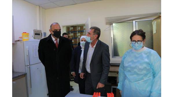 رئيس الوزراء يتفقد مديرية المختبرات التابعة لوزارة الصحة
