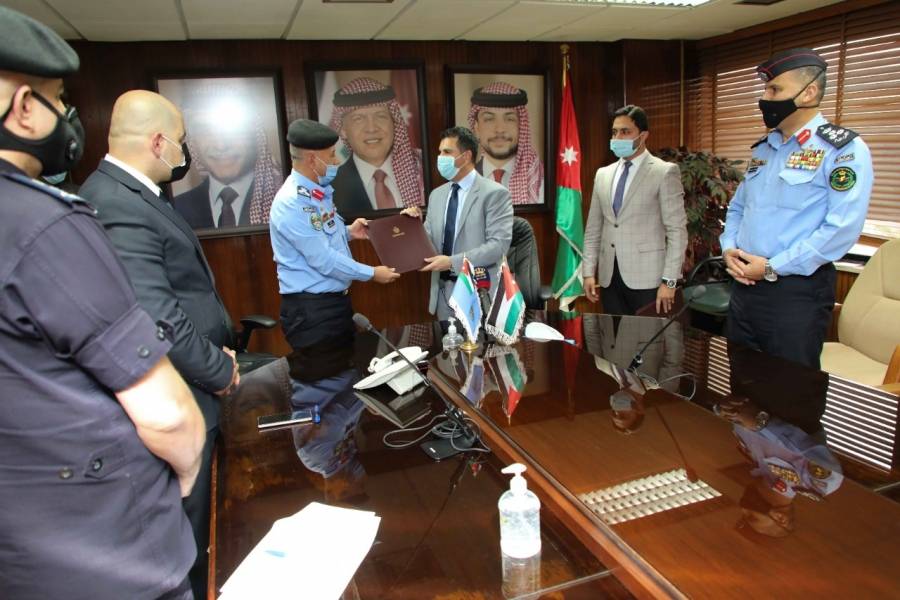 وزير المياه والري خلال توقيع مذكرة تفاهم مع مدير الامن العام لحماية مصادر المياه: سنتعاون لحماية خط مياه الديسي