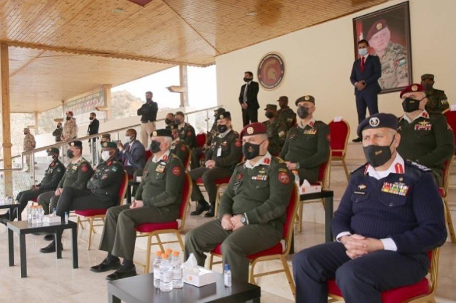 رئيس هيئة الأركان المشتركة ونظيره الرواندي يتابعان تخريج دورة المتدربين الروانديين