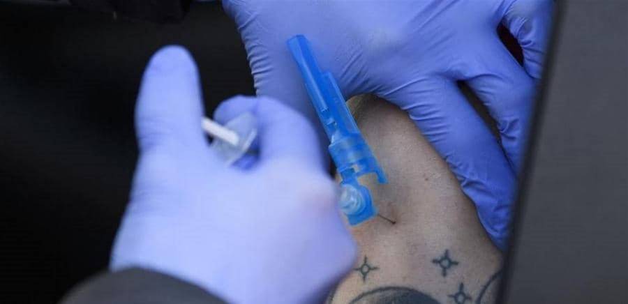 لقاح كورونا .. معلومات هامة للحوامل والمصابين بهذه الأمراض