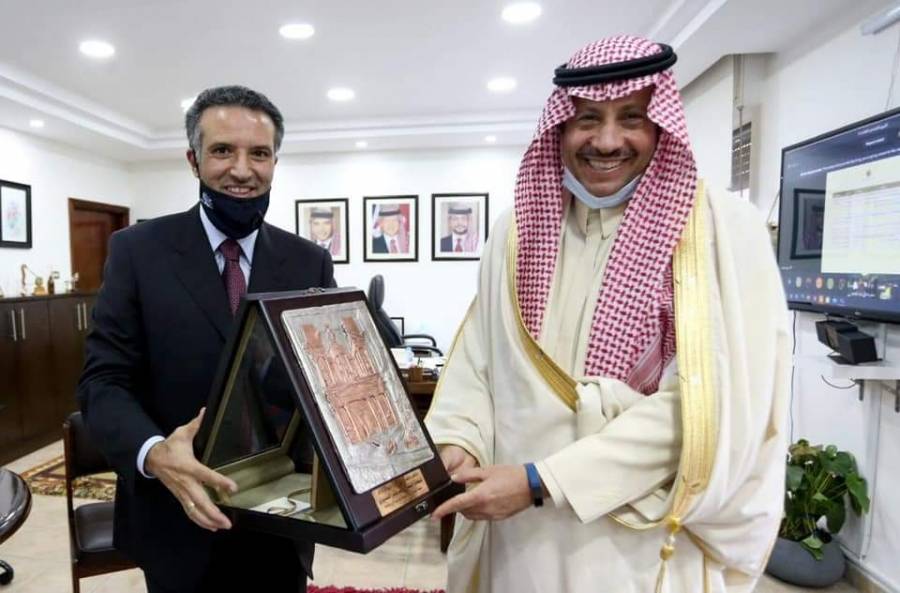 الفايز يكرم سفير السعودية لدى الأردن