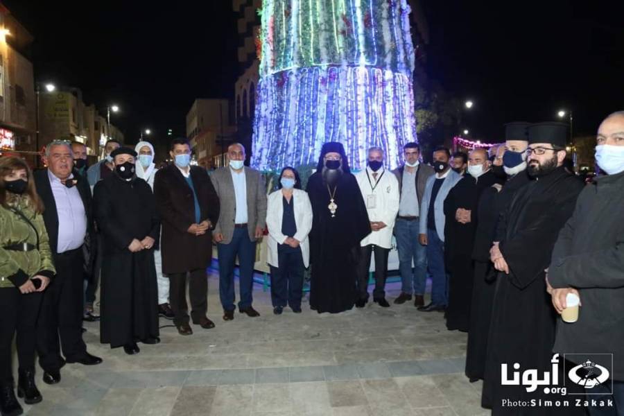 الكوادر الصحية يشاركون بإضاءة شجرة عيد الميلاد المجيد في مادبا