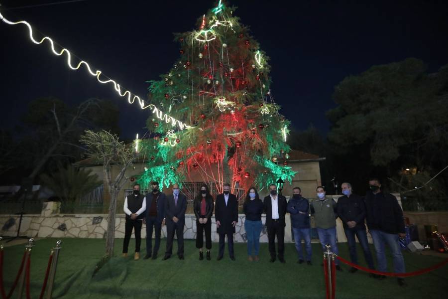 مدينة الحسين للشباب تضئ شجرة الميلاد...صور