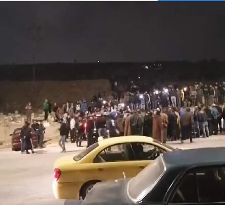 أهالي الرصيفة يبحثون عن قبور أقاربهم بعد تجريف مقبرة ويعثرون على أكفان... فيديو