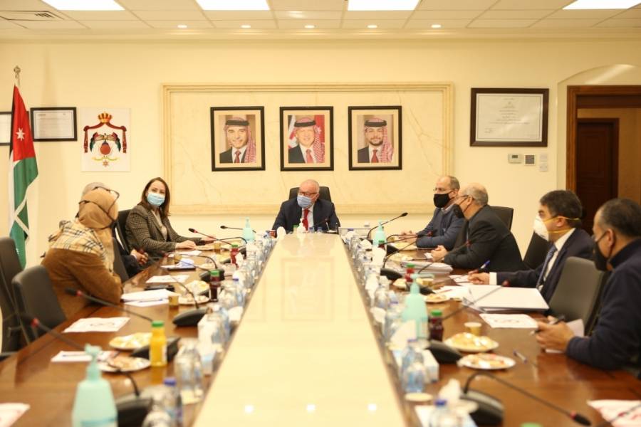 الاشغال تبحث دعم القطاع الصناعي مع  الصناعة والتجارة