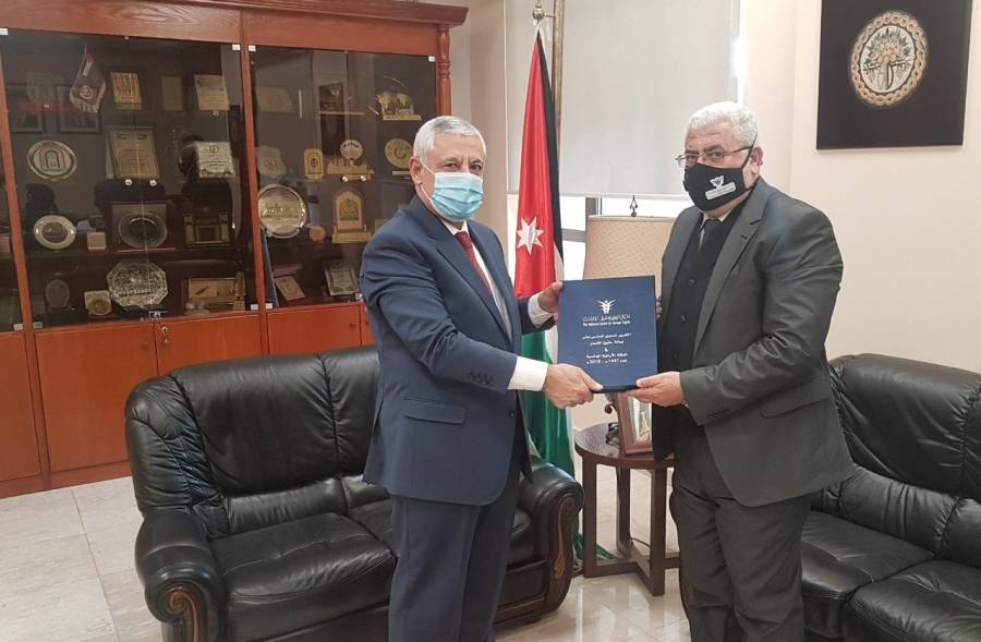 الغزو يتسلم التقرير السنوي للمركز الوطني لحقوق الانسان 