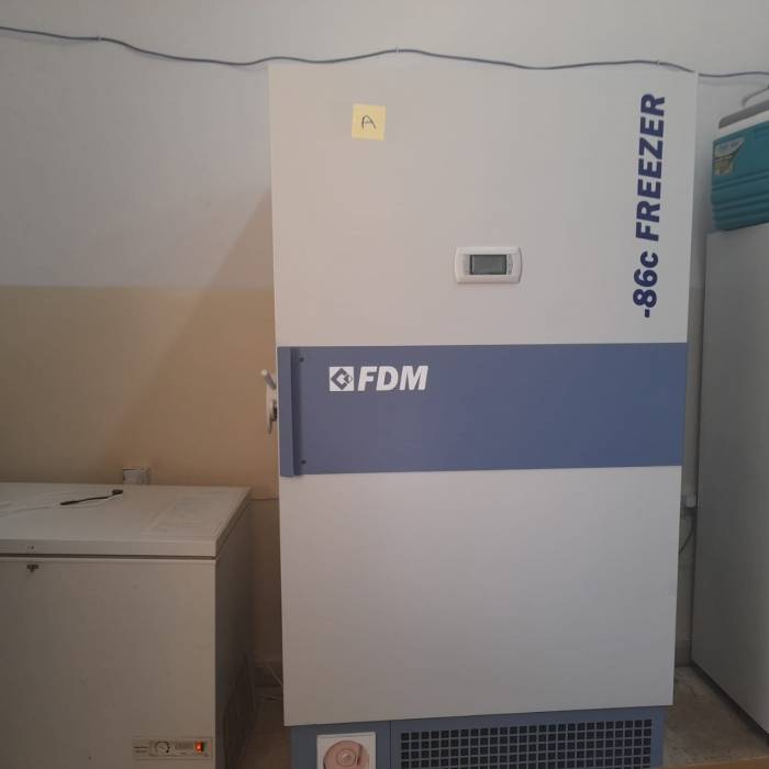 مديرية صحة محافظة مادبا تتسلم ثلاجة لحفظ لقاح فيروس كورونا