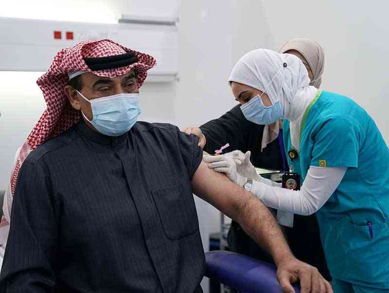 رئيس مجلس الوزراء الكويتي يتلقى أول جرعة لقاح ضد كورونا
