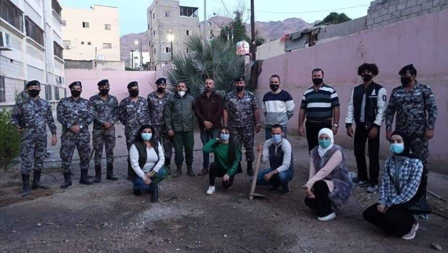 الدرك يساند مبادرة عالم ايجابي في العقبة لانشاء حديقة مدرسيه