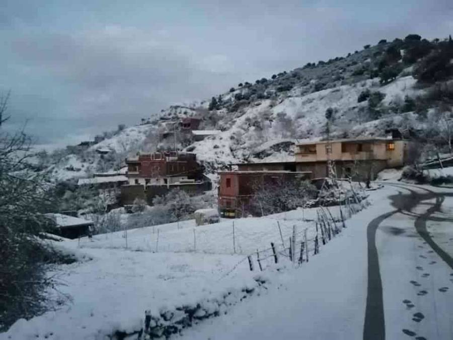 الثلوج تربك حركة السير وتعزل قرى جزائرية