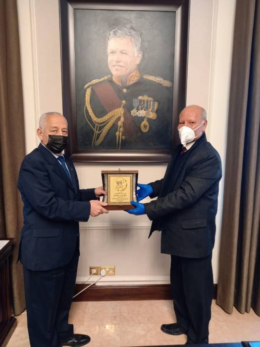 أكرم جروان يُسلِّم رئيس الديوان الملكي العامر درع مُبادرة  مشروعك وطنك