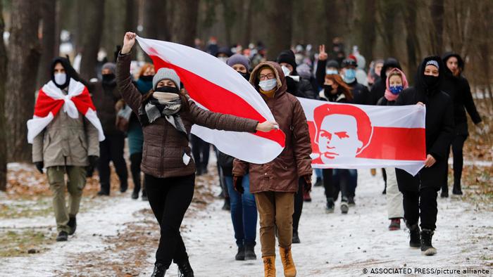 Belarus authorities crack down on Lukashenko protesters