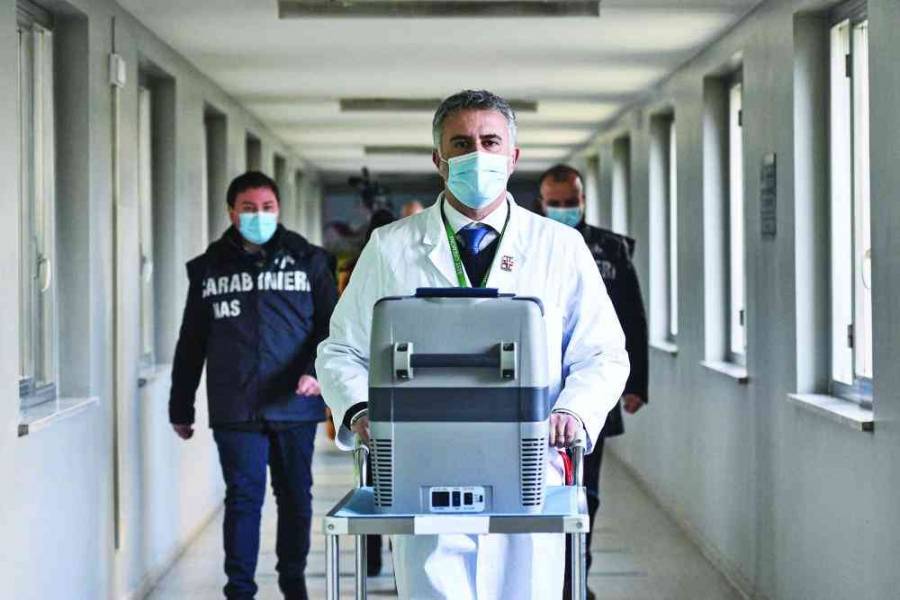 العالم يدخل 2021 مسلّحاً باللقاحات والأمل