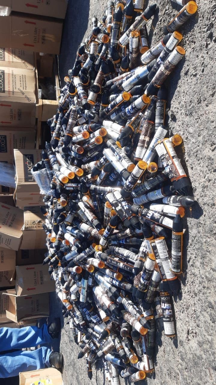 الجمارك تحبط تهريب نكهات سجائر إلكترونية