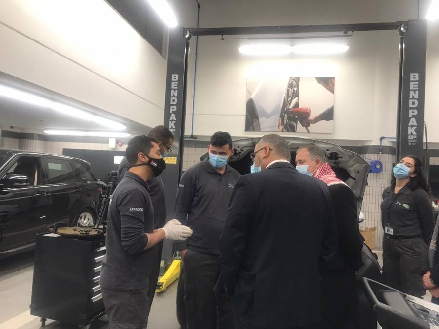 وزير العمل يزور أكاديمية جاكوار لاندروفر للتلمذة المهنية