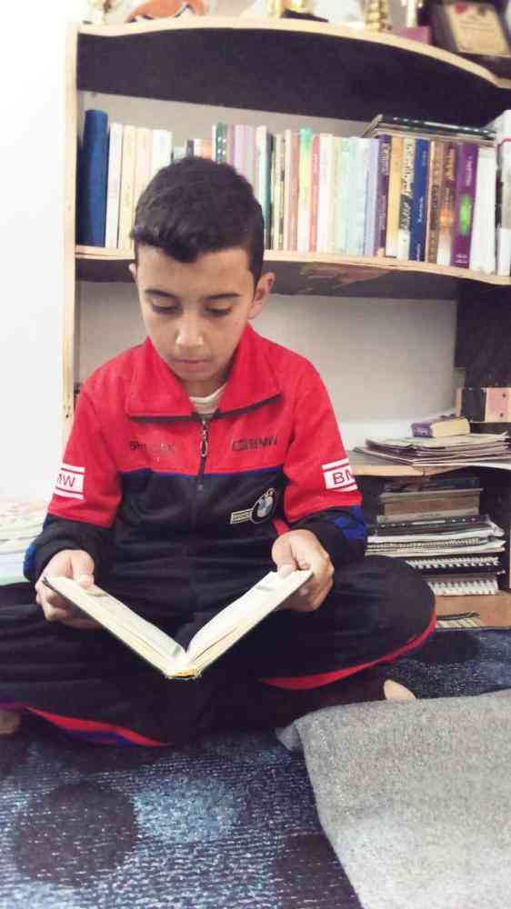 طفل في مخيّم الزعتري يكرّس وقته لحفظ القرآن