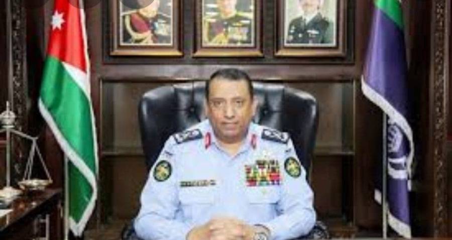 مدير الامن العام يكرم الرقيب عيسى الجلامدة لانقاذه حياة طفل تعرض للغرق في العقبة .