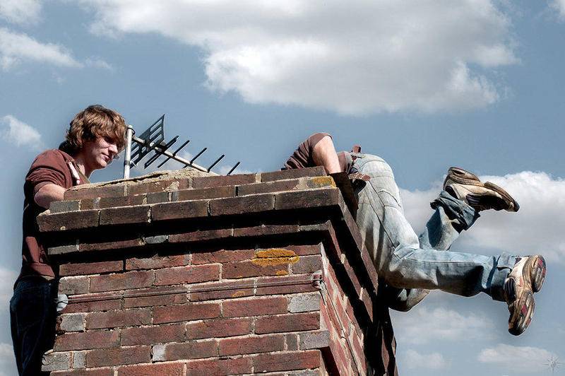 إنقاذ شخص علق بمدخنة في عمان