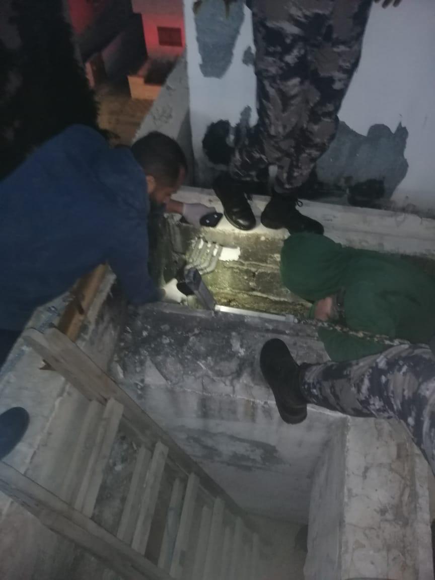 الدفاع المدني يُنقذ شخصاً سقط وحوصر داخل مدخنة بعمق 20 متراً.. صور