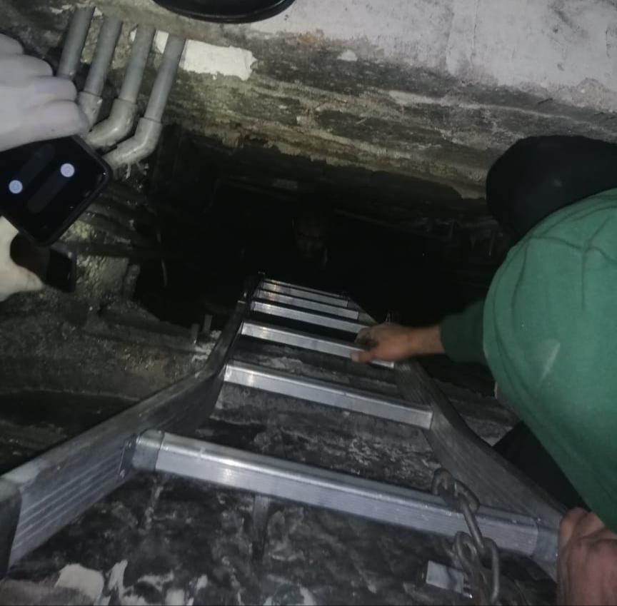 الدفاع المدني يُنقذ شخصاً سقط وحوصر داخل مدخنة