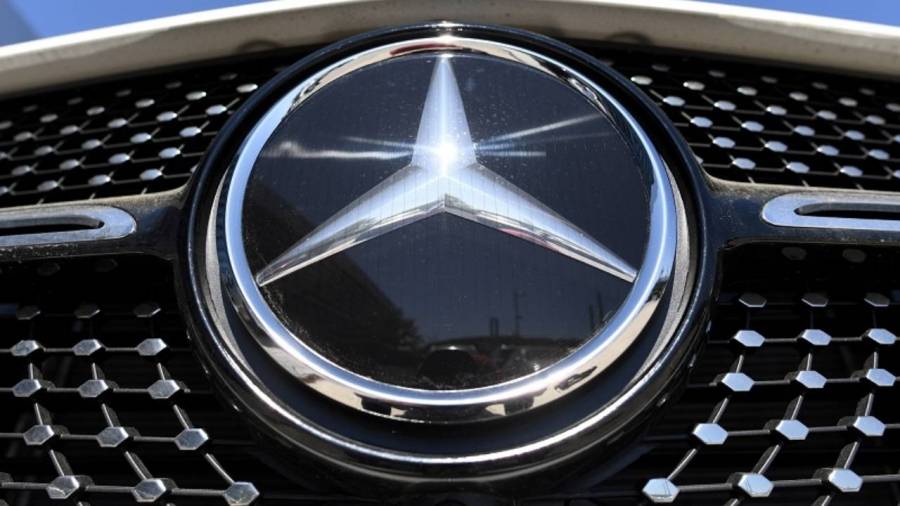 موظف يحطم 50 سيارة.. «مرسيدس» لتسريحه من العمل