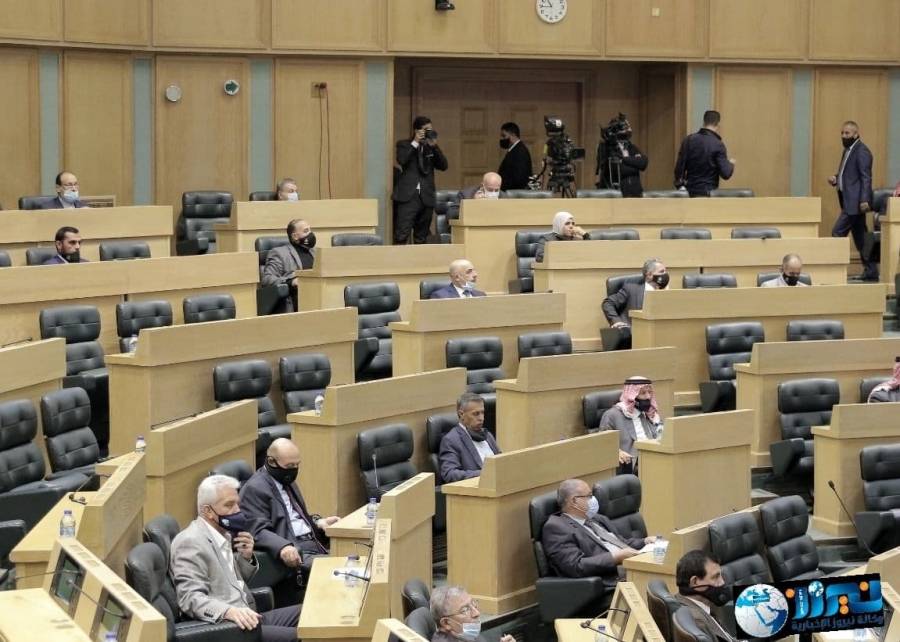 إجبار النواب على ارتداء الكمامة