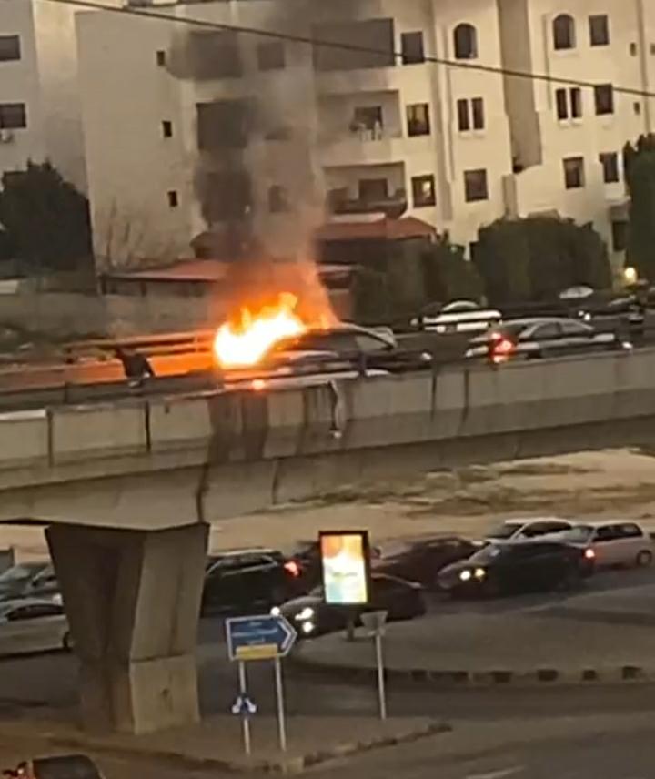 اشتعال مركبة اعلى جسر الكيلو في عمان... فيديو