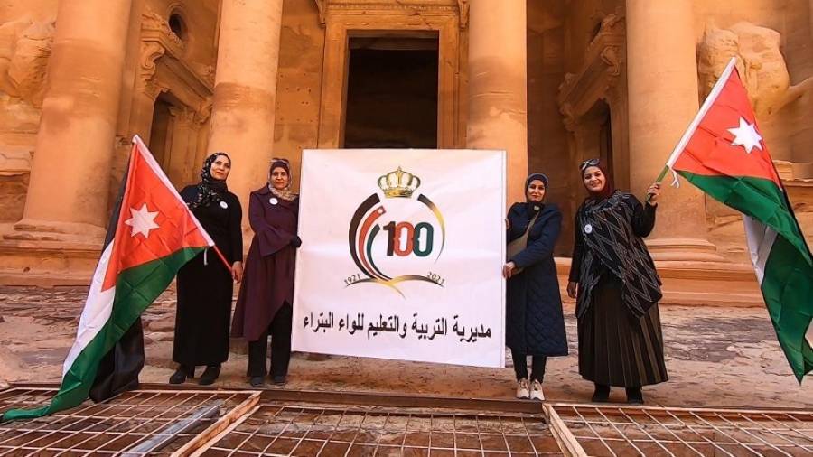 البترا تبدأ عامها الجديد برفع شعار المئوية أمام معلم الخزنة التاريخي