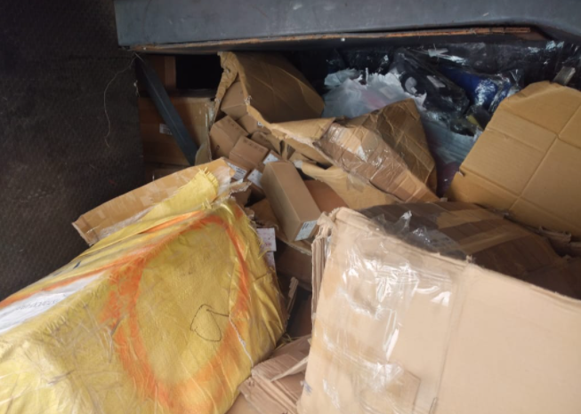 الجمارك تُحبط تهريب قطع غيار سيارات خُبأت بحافلة لنقل الركاب .. صور