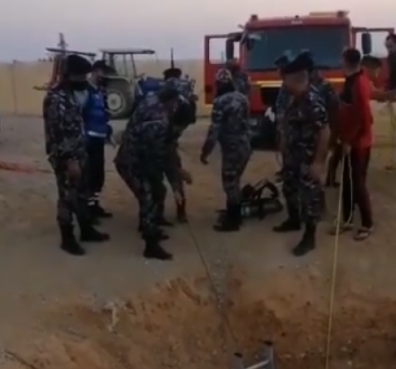 بالفيديو .. لحظة انقاذ شاب سقط ببئر على عمق 20 متراً و والده يروي ما جرى