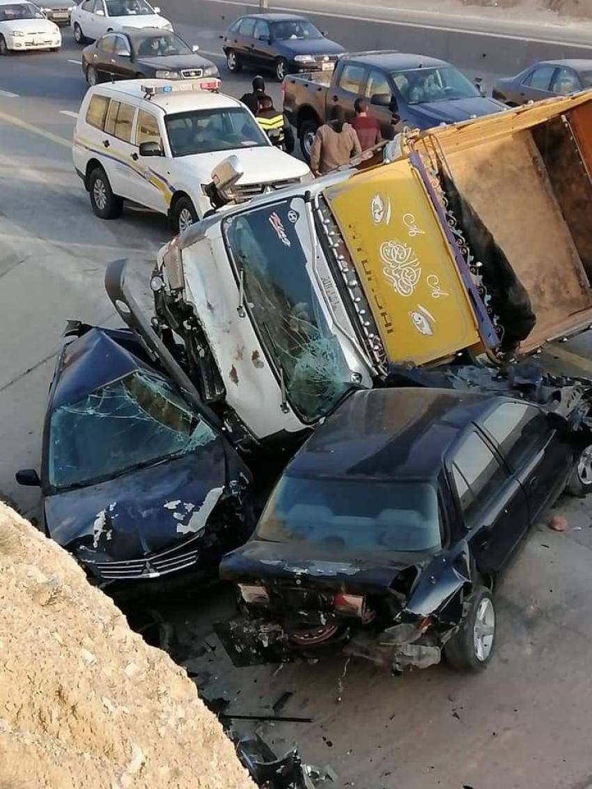 عاجل ||حادث مروع بين 4 مركبات على طريق 100 (صور)