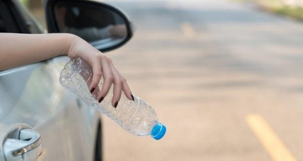 20 ديناراً مخالفة رمي المهملات من المركبة