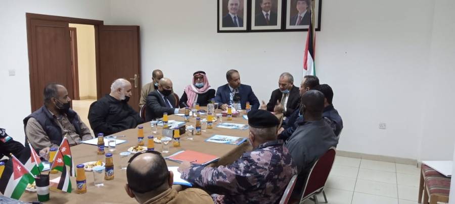 متصرف لواء الهاشمية والجهات الأمنية يزورون لجنة خدمات مخيم السخنة