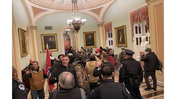 إشتباكات بين الأمن وأنصار ترمب داخل مبنى الكونغرس ...صور