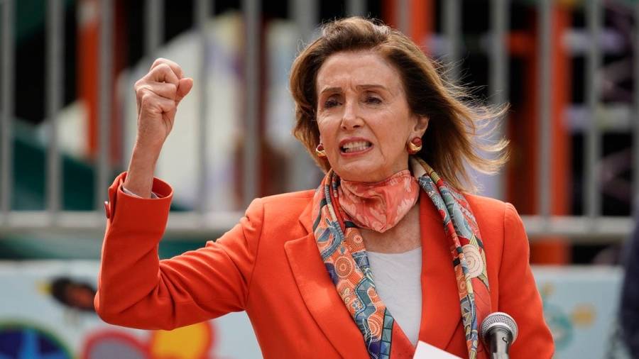 مناصرو ترامب يقتحمون مكتب بيلوسي ويتركون لها رسالة