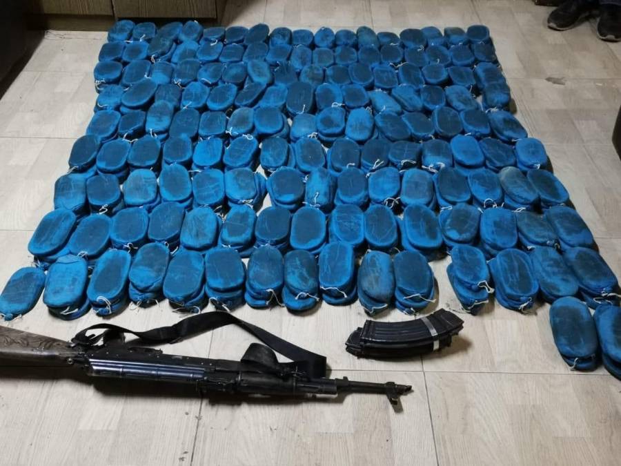 ضبط 60 كغم من مادة الحشيش المخدرة وسلاح اوتوماتيكي بمداهمة في البادية الشمالية .