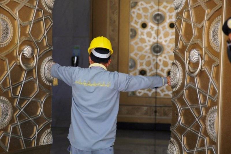 السعودية || صيانة 150 باباً بالمسجد الحرام على مدار الساعة