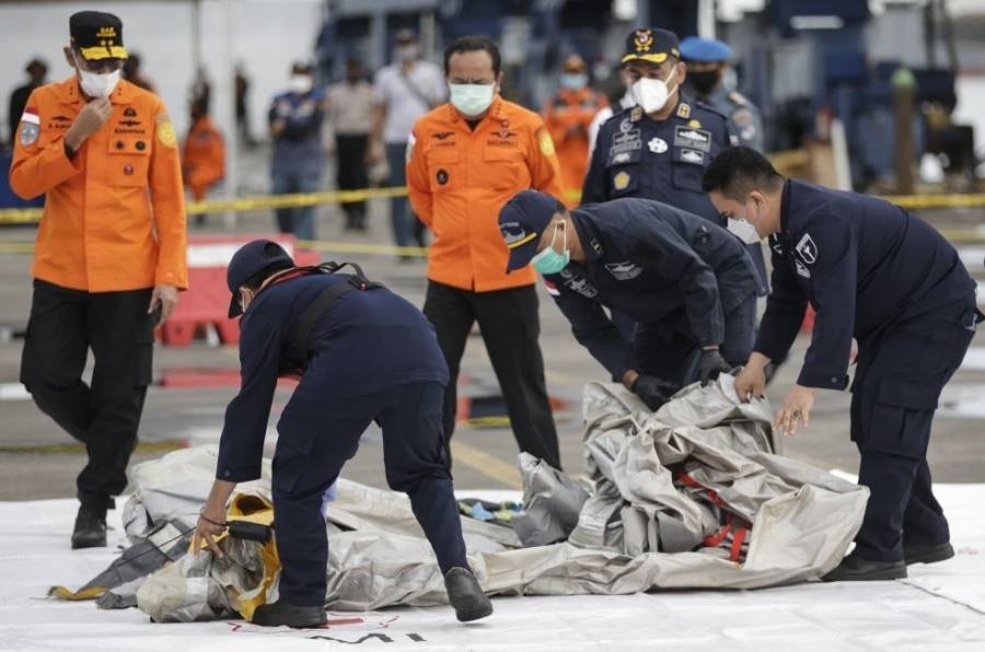 العثور على أشلاء بشرية في موقع تحطم الطائرة الإندونيسية