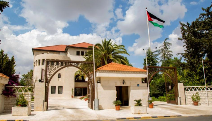 الثلج يجمع وزيران حاليان في حكومة الخصاونة و وزير أسبق .. صورة