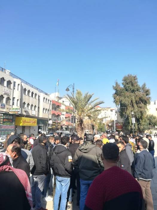 تجار مدينة جرش يحتجون على مشروع تبليط الوسط التجاري