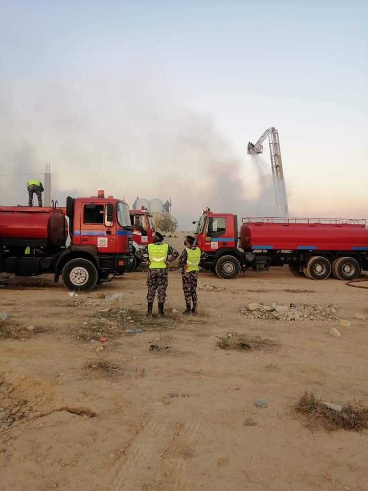 الدفاع المدني يخمد حريق مستودع اخشاب في محافظة الزرقاء